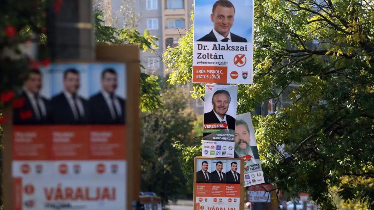 Közpénzből készült fideszes plakátok miatt nyomoz a rendőrség Miskolcon
