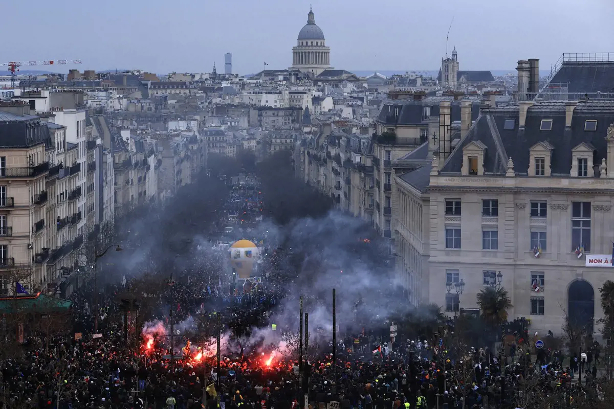 Franciaországban folytatódnak a tömeges sztrájkok, amiért 62-ről 64 évre emelnék a nyugdíjkorhatárt