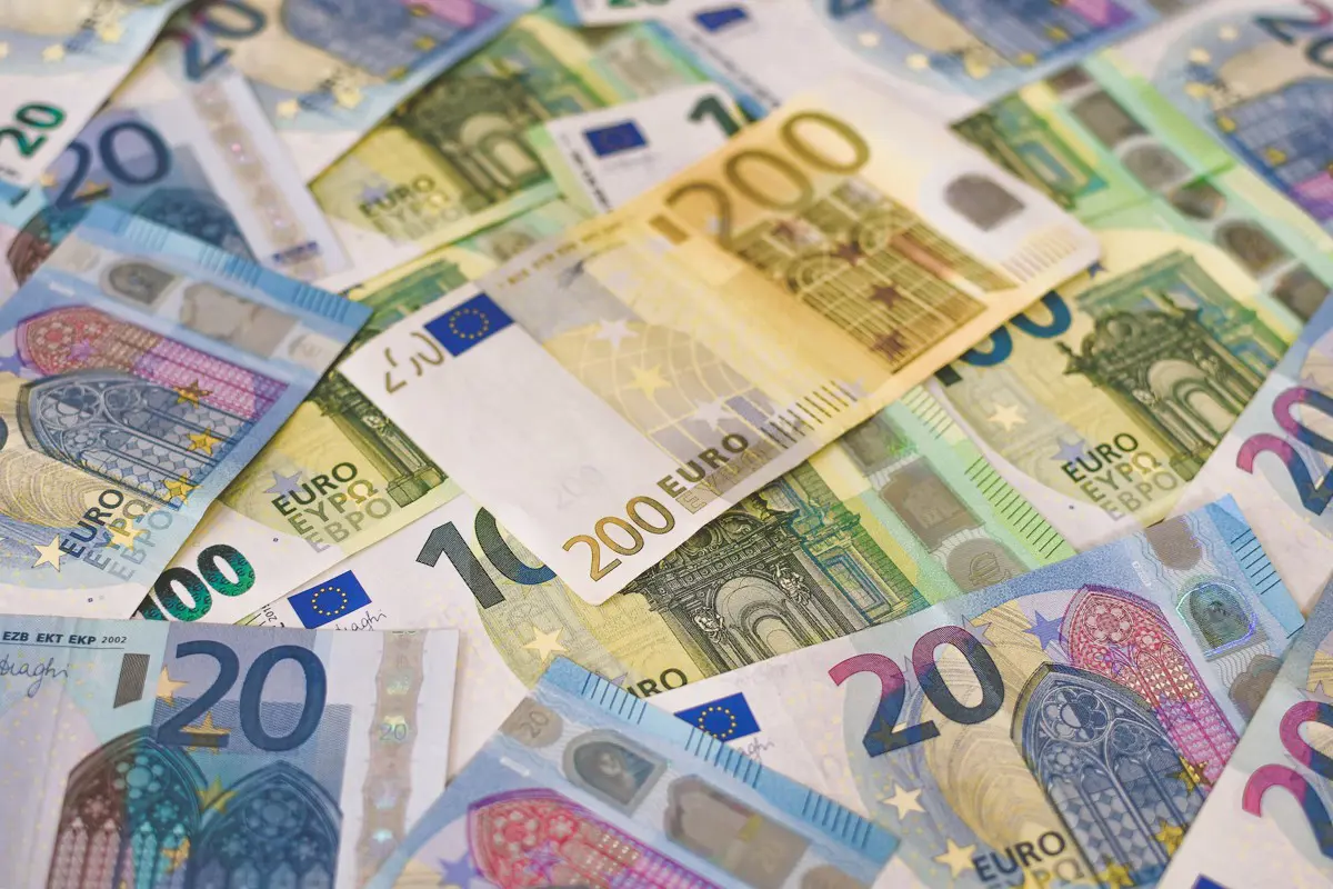 1254 euróra nő a bruttó minimálbér idén Szlovéniában