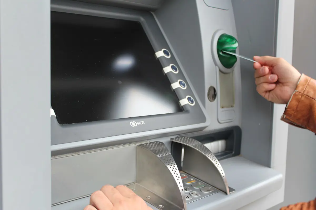Jobbik: a szavakat kövessék tettek is, ingyenes bankolást minden magyarnak!