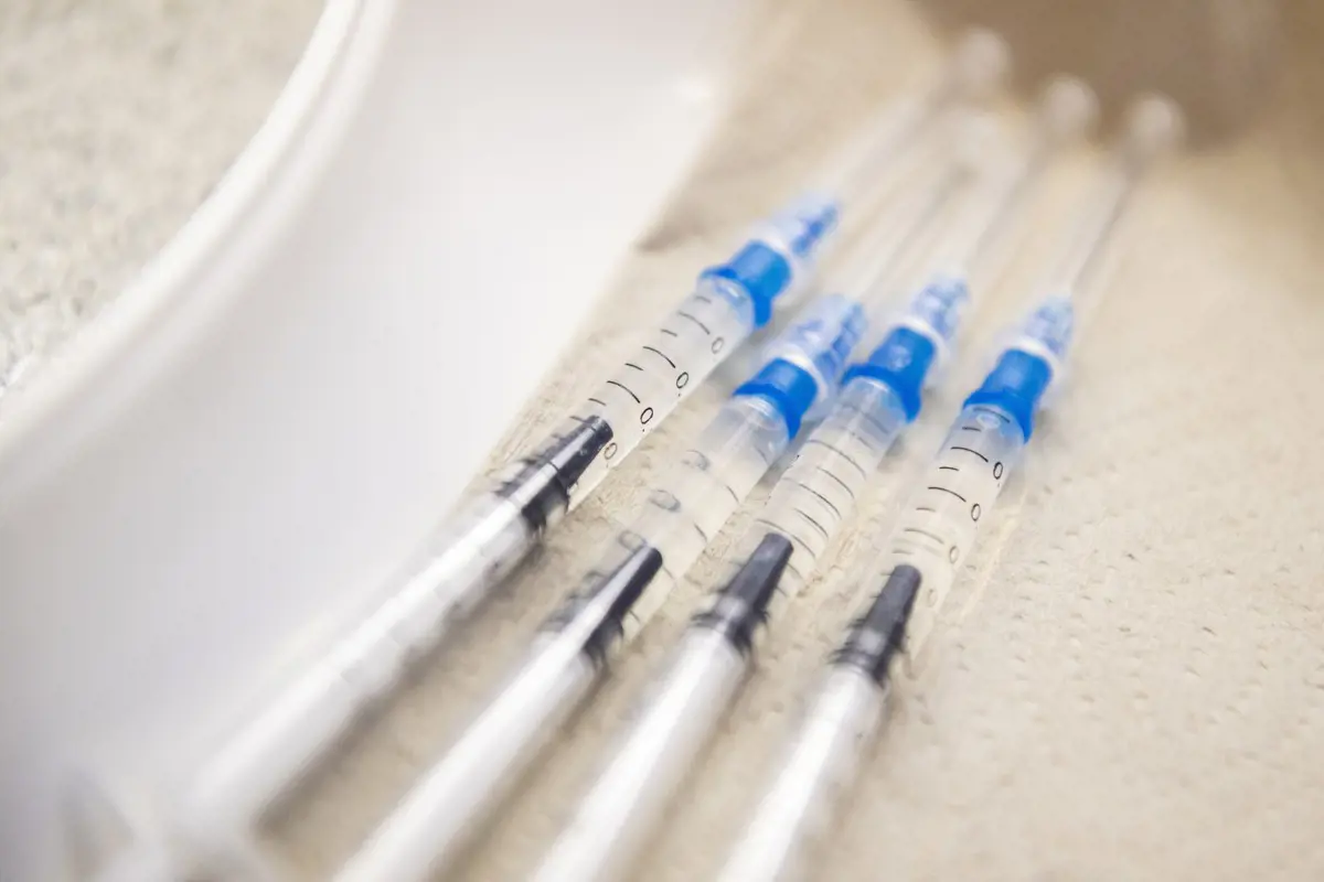 WHO: a jelenlegi vakcinák védenek az omikron variáns ellen