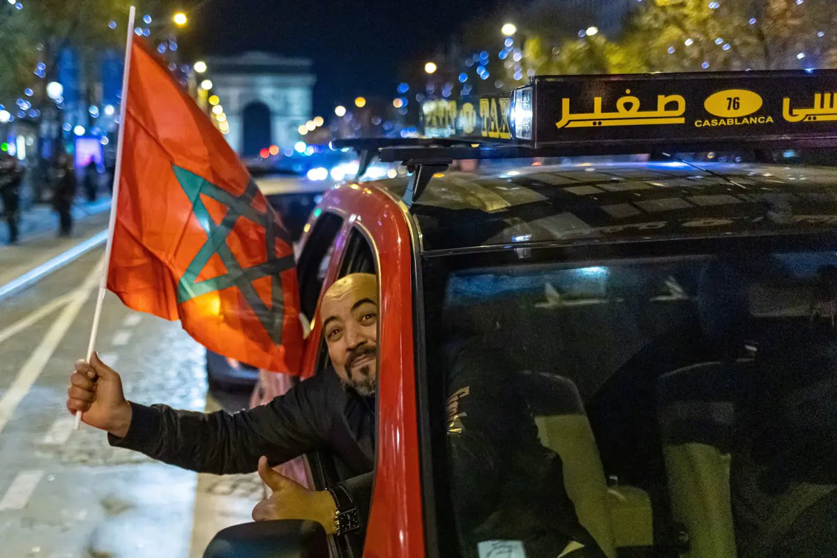 Két lépésre a világ trónjától: az Európában élő ünneplő marokkóiak összecsaptak a rendőrökkel