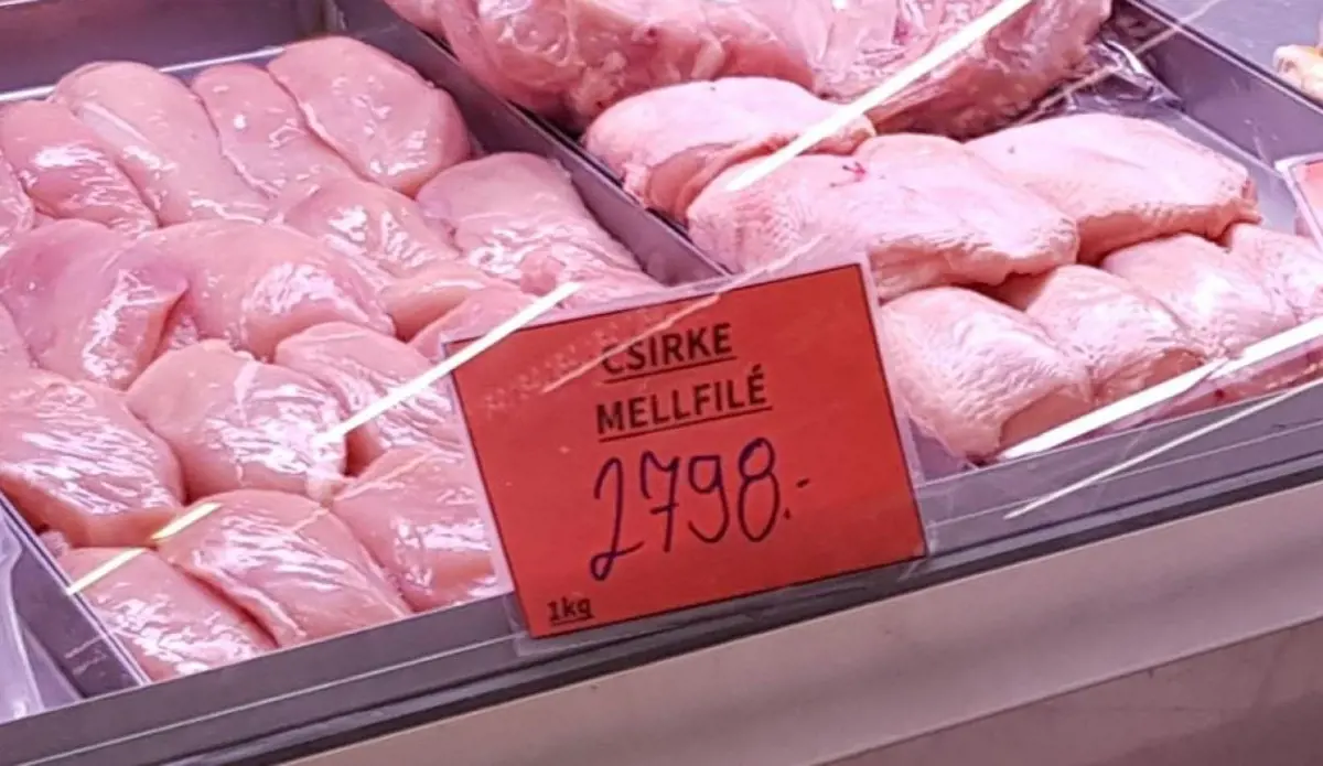 300 ezer forintos büntetést kapott a csirkehúst túlárazó hentes