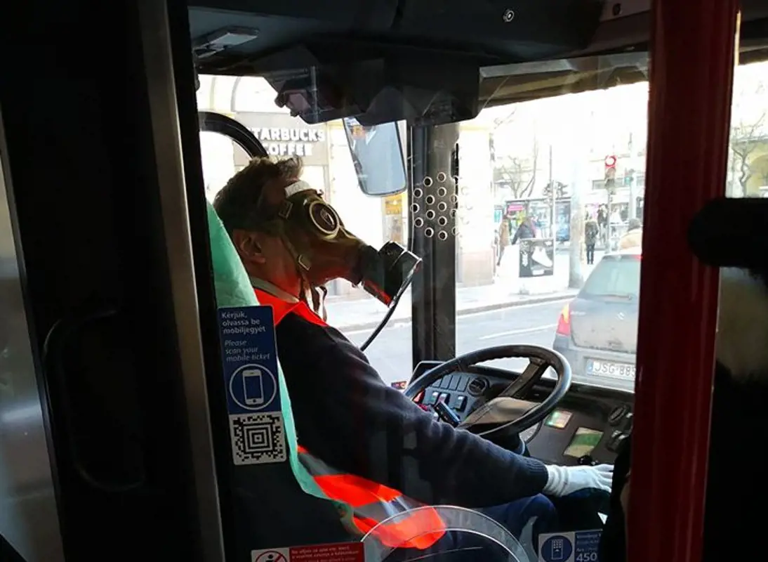 Olyan gázálarcban vezetett egy BKV-s buszsofőr, amiből alig láthatta az utat