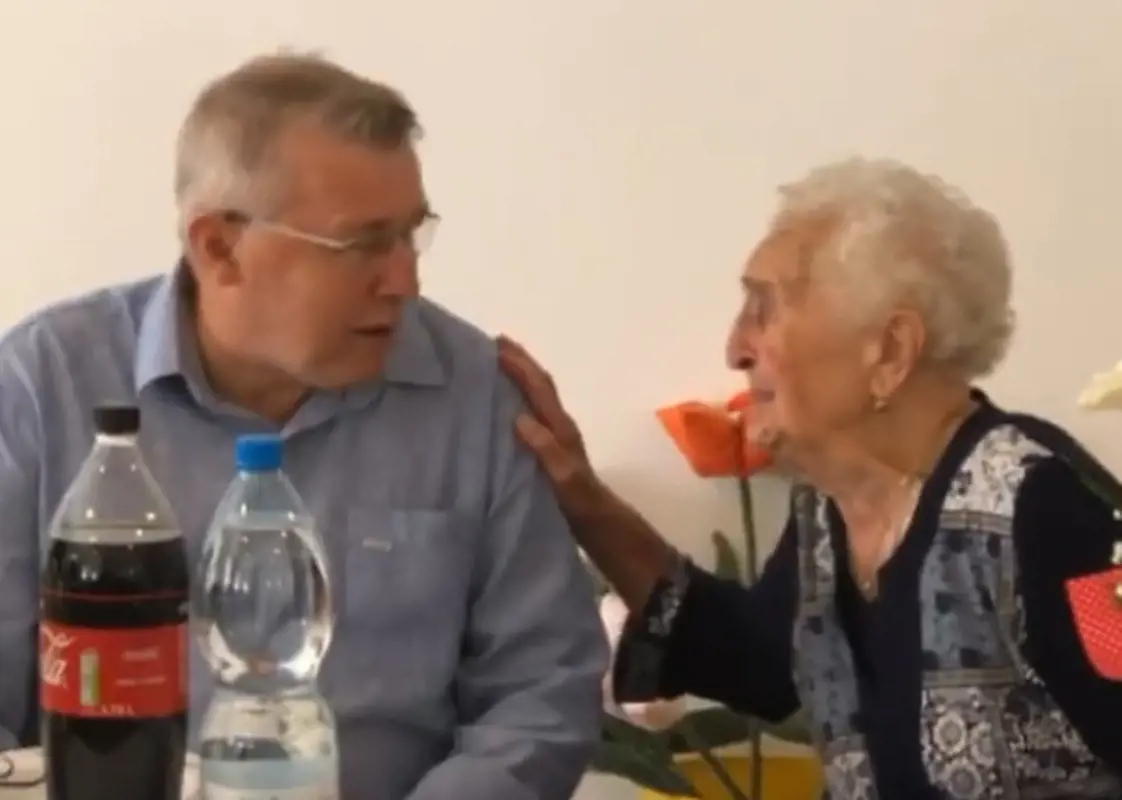 95 éves nénit köszöntött fel maszk nélkül egy nyugdíjas klubban Szabó Zsolt fideszes parlamenti képviselő