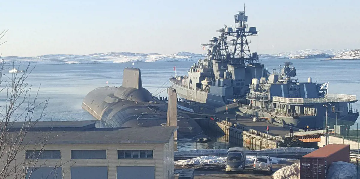 Tizennégy tengerész fulladt meg a lángoló orosz tengeralattjárón