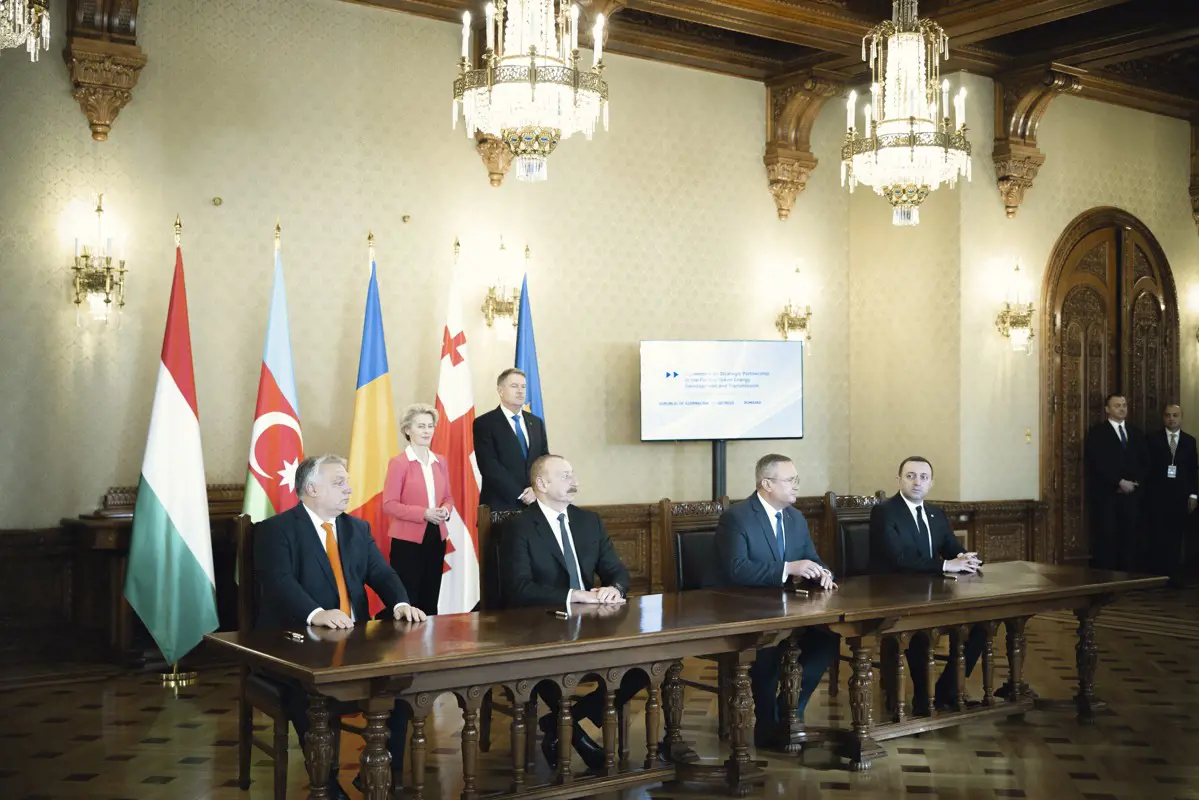 Orbán Viktor Azerbajdzsánból érkező áramról írt alá megállapodást