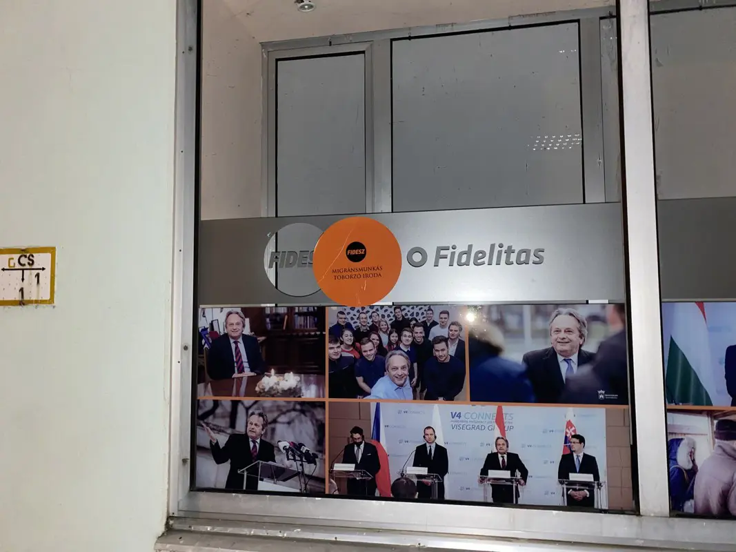 „Migránsmunkás Toborzó Iroda” matricát ragasztottak a Jobbik politikusai a Fidesz irodáira