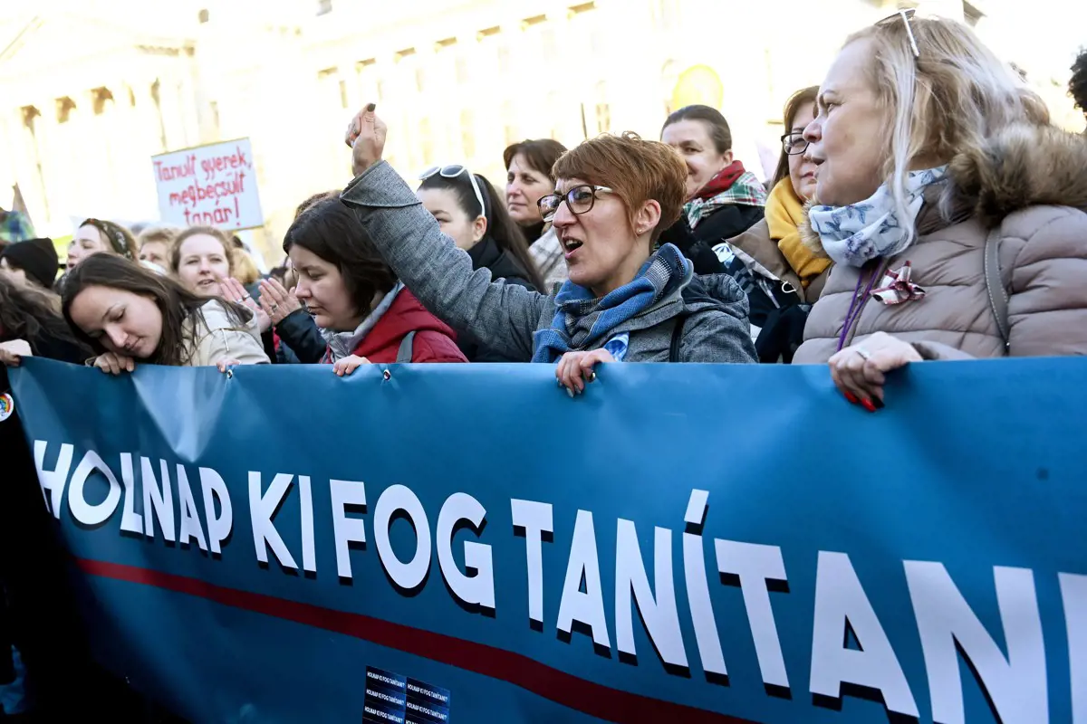Polgári engedetlenség: Több mint ezren kísérték el a Karinthy Gimnázium tanárait a korábbi fideszes jelölt tankerületi vezető hivatalába