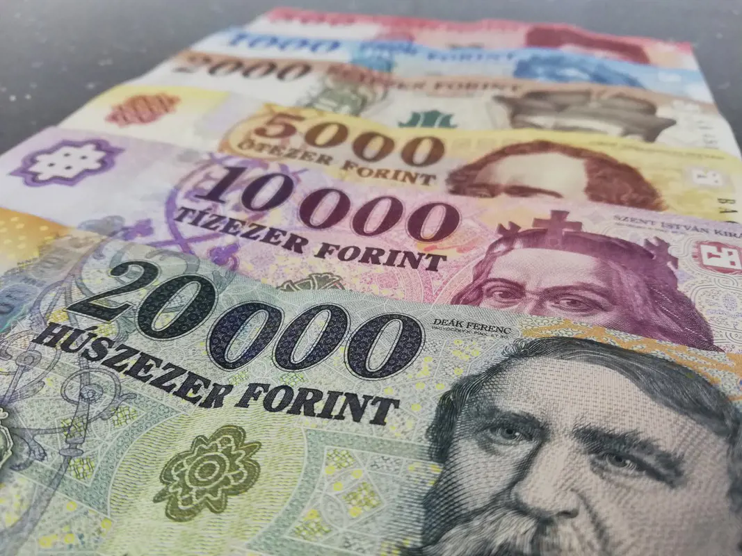 Brutális állapotban a forint: a dollár 431 fölött jár, az euró 412-ig kúszott