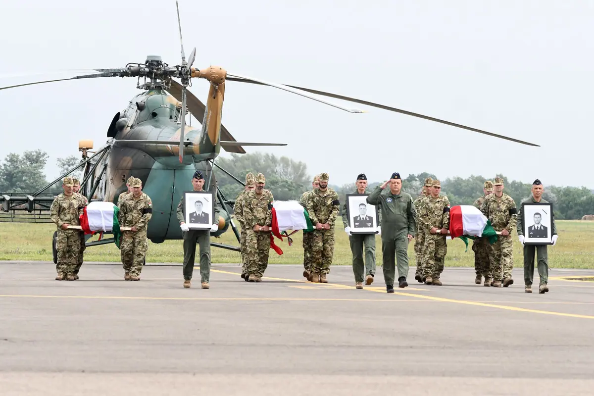 Helikopter-tragédia: katonai tiszteletadással fogadták az áldozatok koporsóit