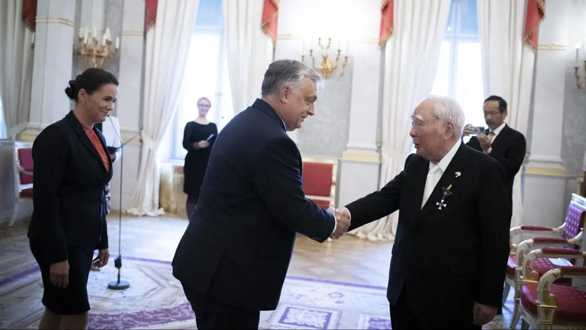 Orbán és Novák a Sándor-palotában tüntette ki a Suzuki elnökét