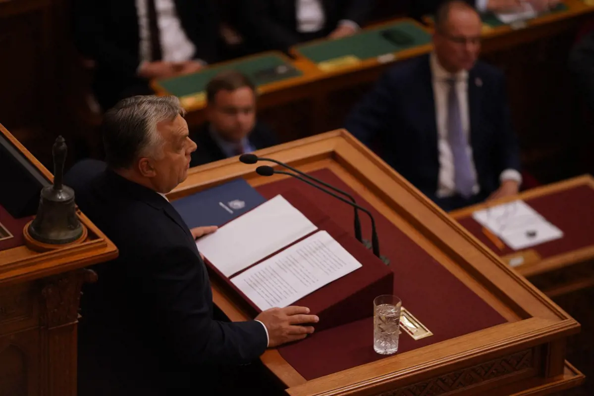 Orbán úgy beszélt a szankciókról, mintha nem szavazta volna meg őket – belengetett egy 11 ezer milliárdos hitelt is