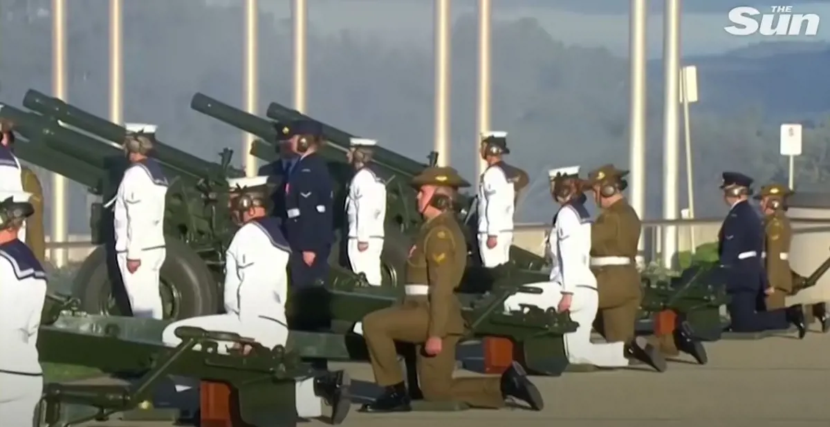 Tüzérségi egységek Fülöp herceg emlékének 41 díszlövéssel adóztak