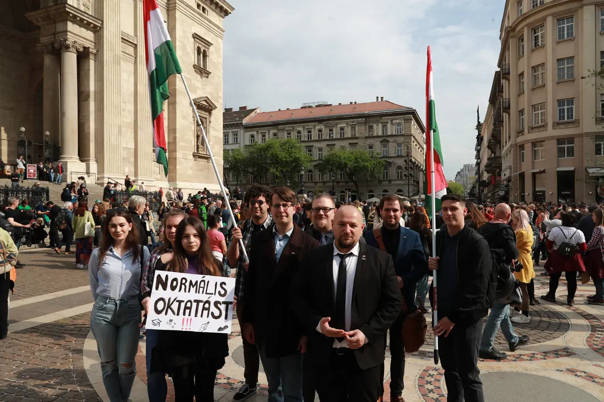 Jobbik-Konzervatívok: a kormány hamis statisztikával sérti meg a pedagógustársadalmat?