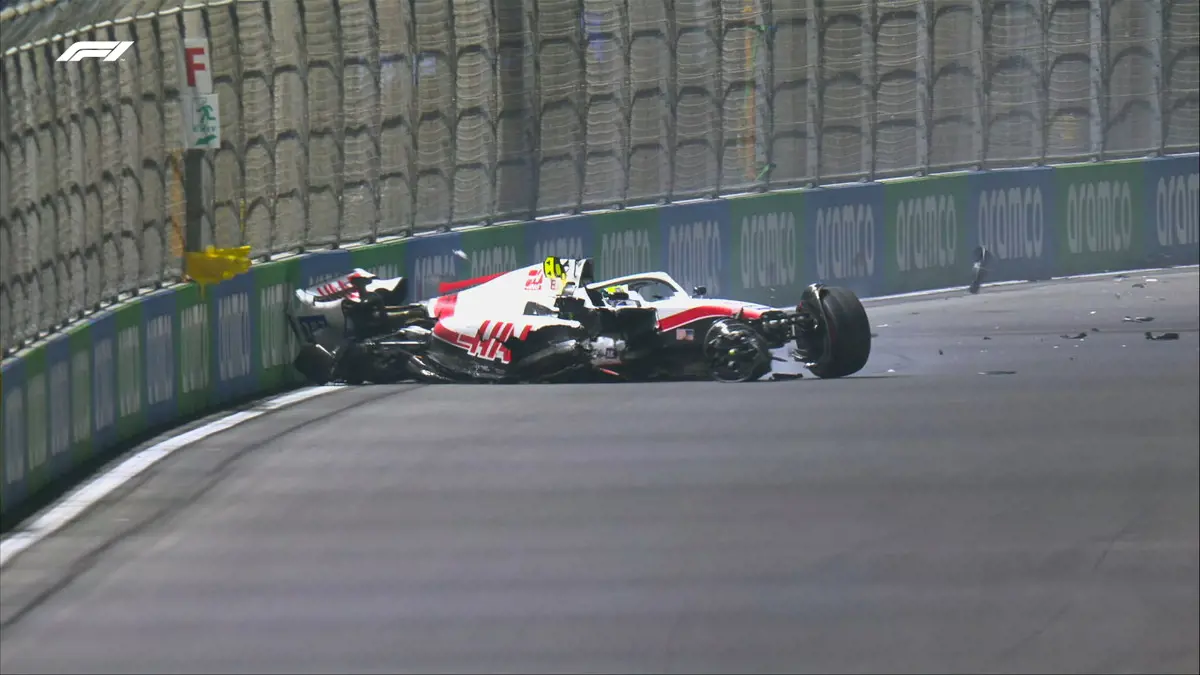 Forma-1: Hamilton kiesett a Q1-ben, hatalmasat bukott Mick Schumacher, Pérez elhappolta a pole-t a Ferrarik elől