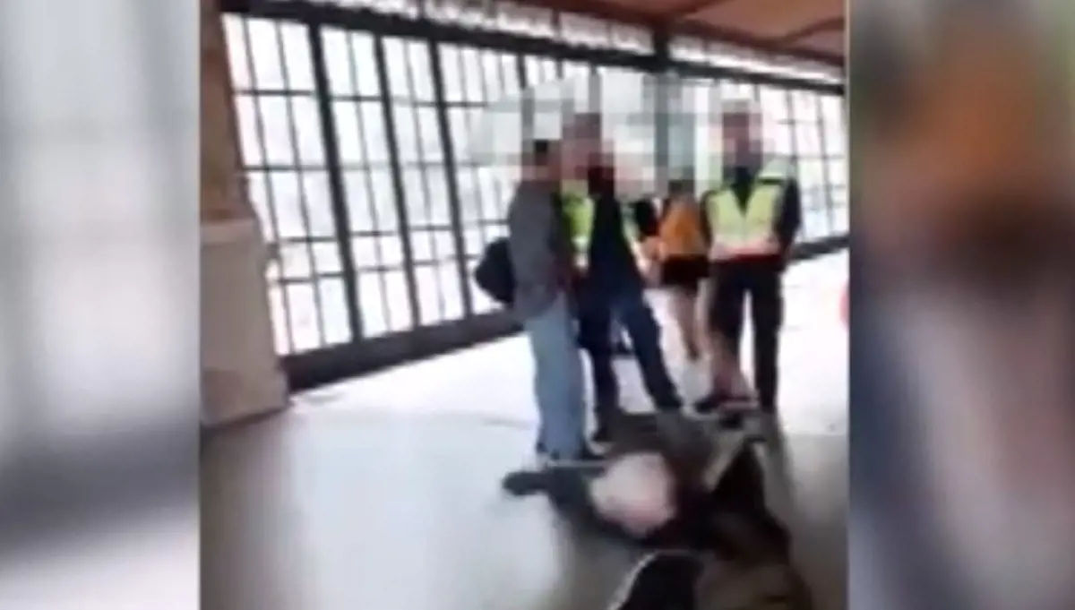 Pofon vágott egy idősebb férfit a biztonsági őr a Nyugati pályaudvaron
