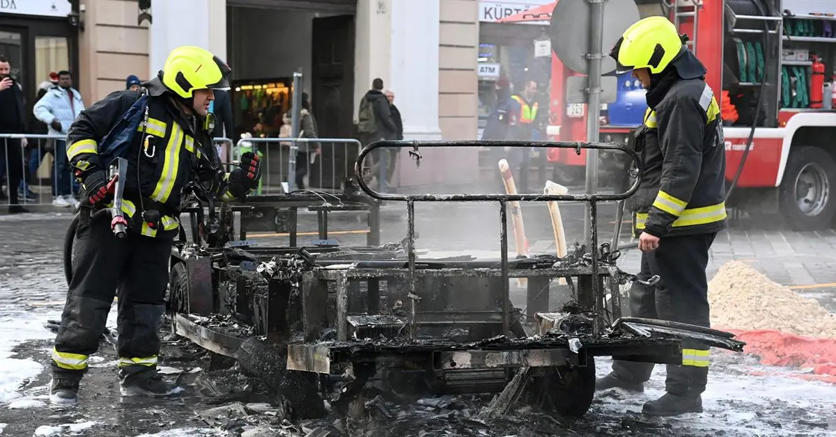 Így fél a hatalom: Több volt a rendőr, mint a tűzoltó a Karmelitánál kiégett busznál