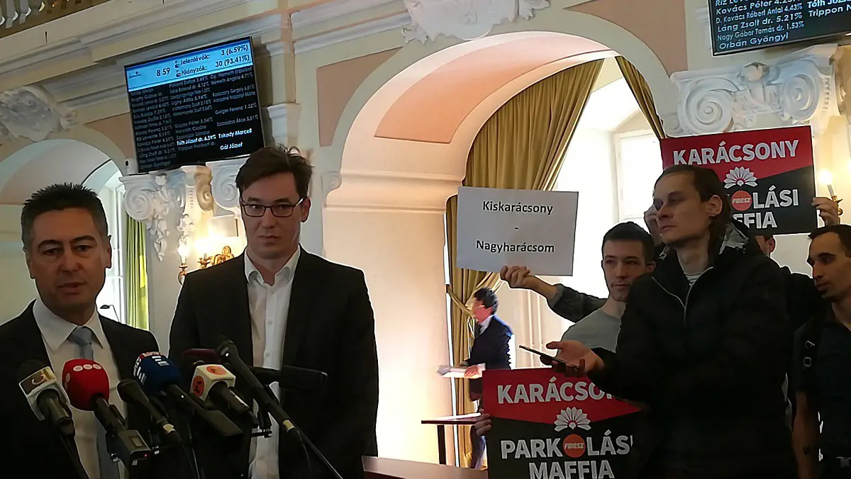 Az MSZP-vel és a DK-val tartott közös sajtótájékoztatót Karácsony Gergely, miután kiderült, hogy a kerületében a Fidesz és az MSZP kötött háttéralkut a parkolási rendszerről
