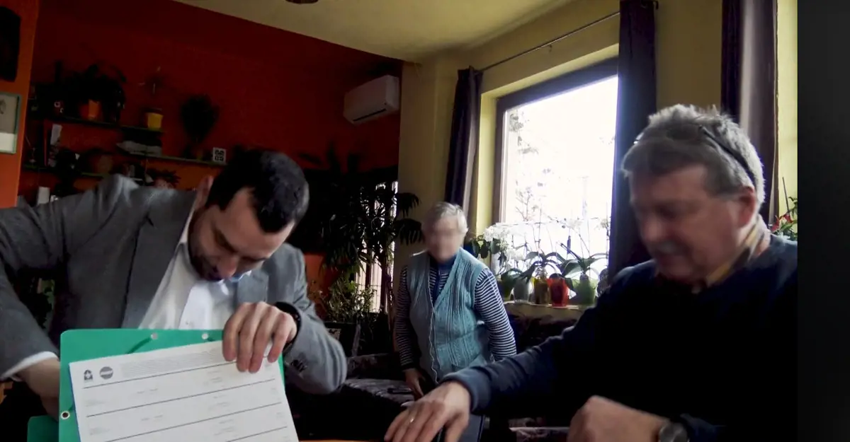Fideszes aláírásgyűjtő íveken gyűjt aláírást Dunaújvárosban a független képviselőjelölt