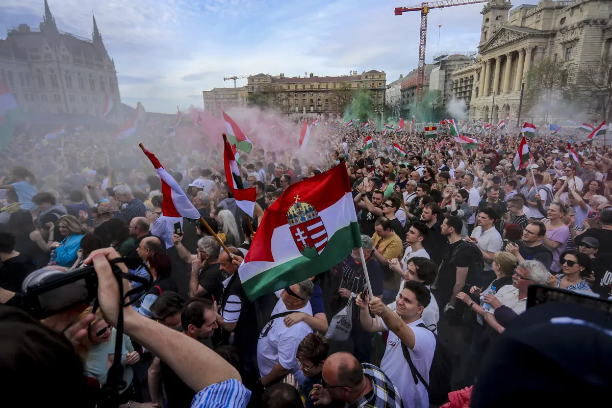 Pillanatképek a Magyar Péter vezette Nemzeti menetről, legalább 250 ezren lehettek jelen