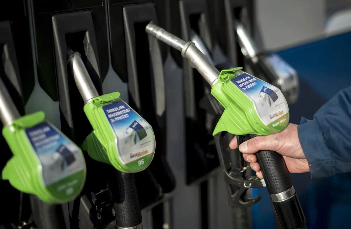 Januártól 700 forintnál is többe fog kerülni a benzin a megemelt jövedéki adó miatt