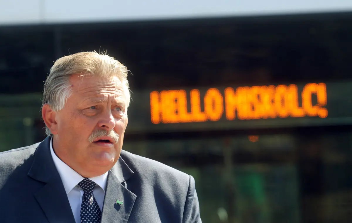 Fideszes és ellenzéki támadások miatt lép hátra Miskolc polgármestere?