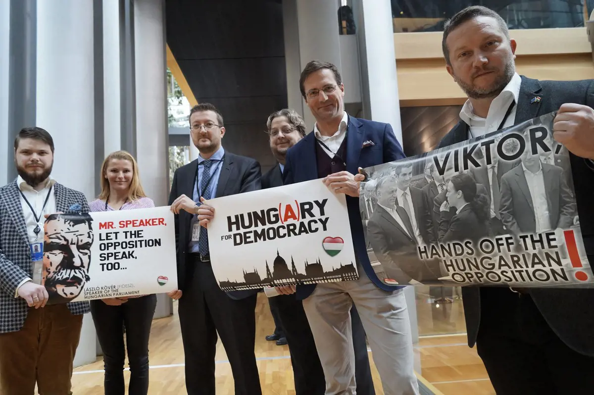 Magyar EP-képviselők tiltakoztak a szájzártörvény ellen Strasbourgban