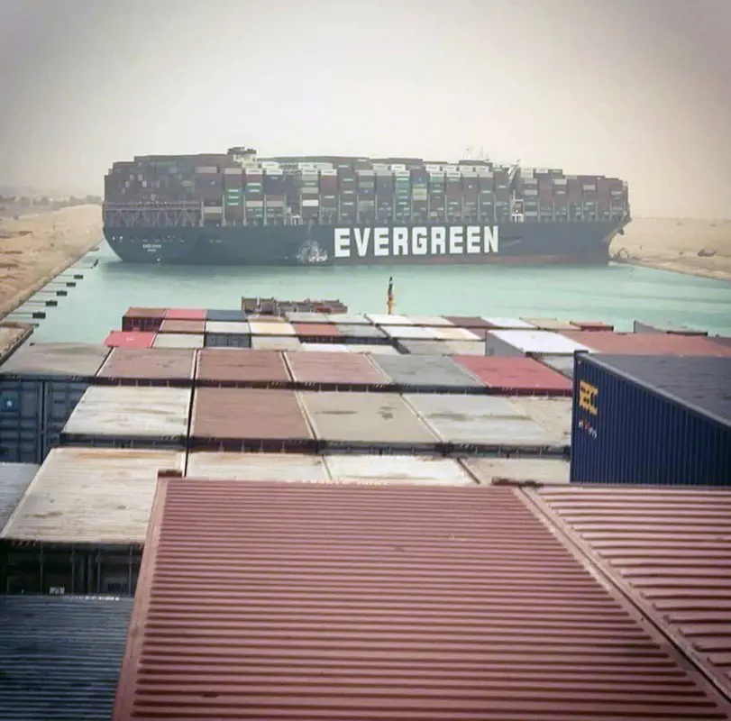 Helyreállt a közlekedés a Szuezi-csatornában, kiszabadult a konténerhajó