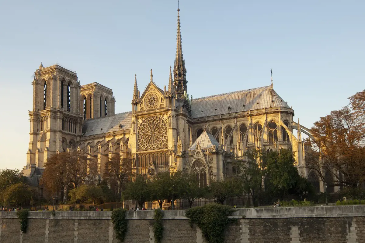 Világszintű összefogásból építhetik újra a Notre Dame-ot