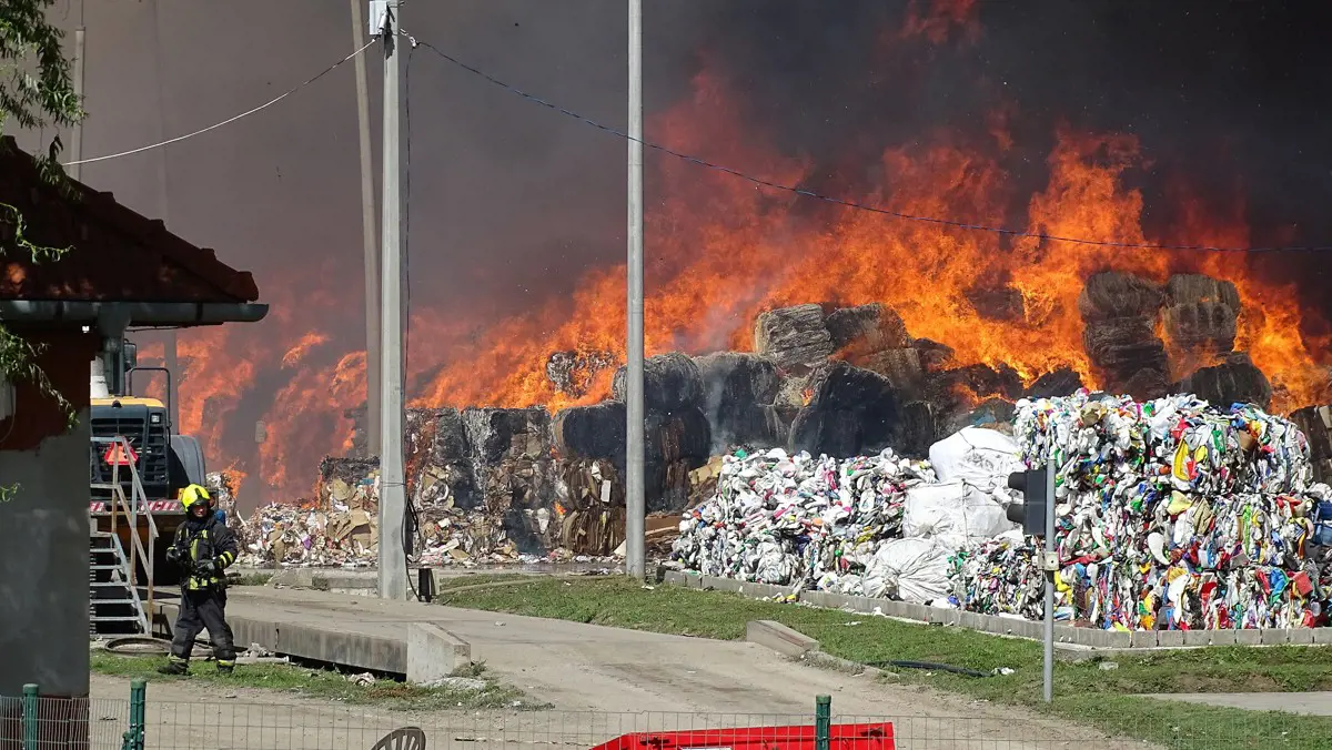 Ötvennél is több tűzoltó oltja a lángokat a felgyői hulladékkezelőben
