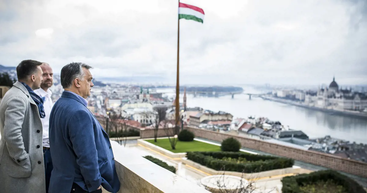 Csak Orbán erkélye alatt újították fel a sétányt a Várnegyedben