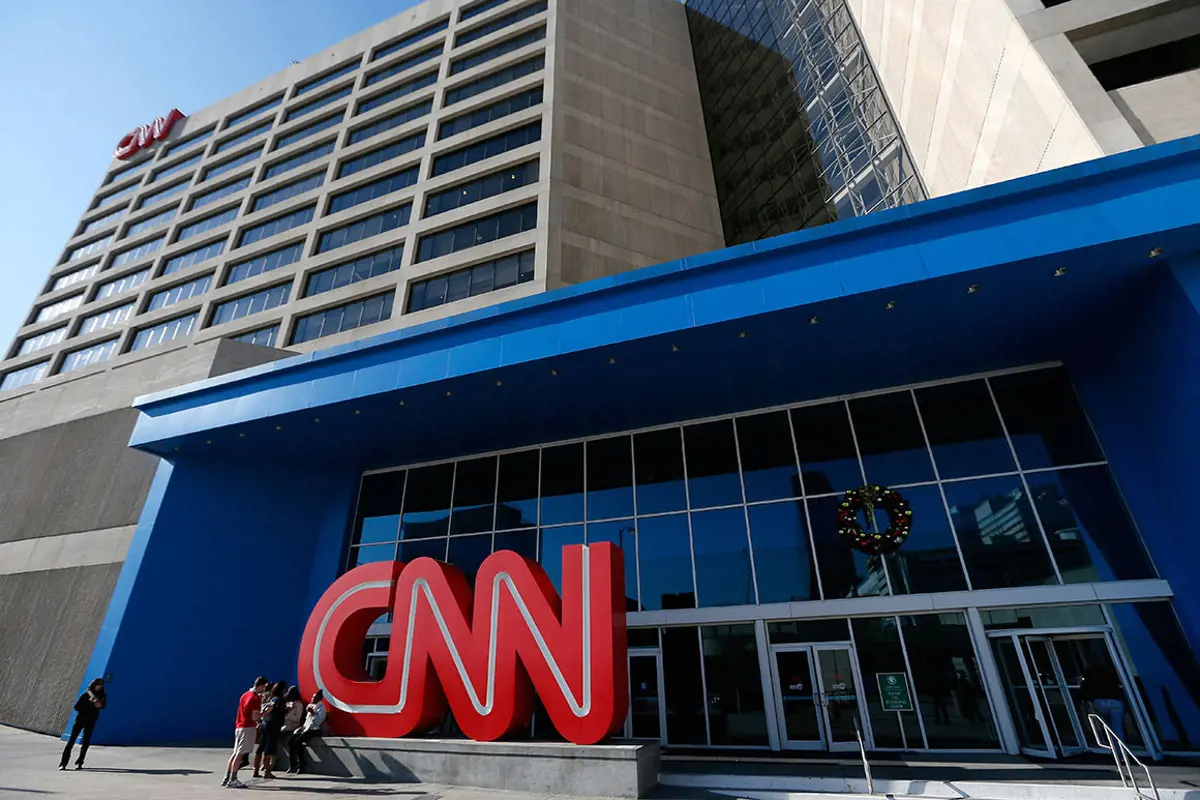 Szigor a CNN-nél: három alkalmazottat rúgtak ki, mert oltatlanul mentek dolgozni