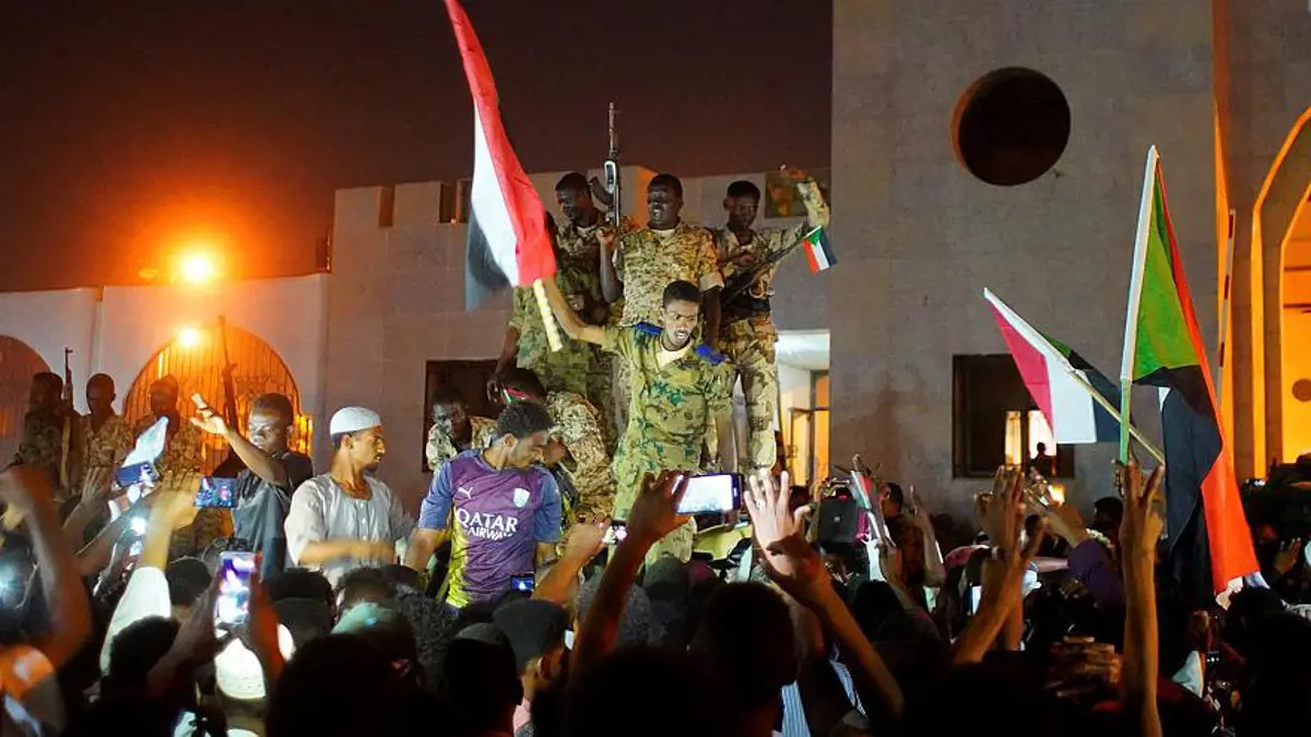 Szudáni puccs: Távozott a hírszerzés főnöke