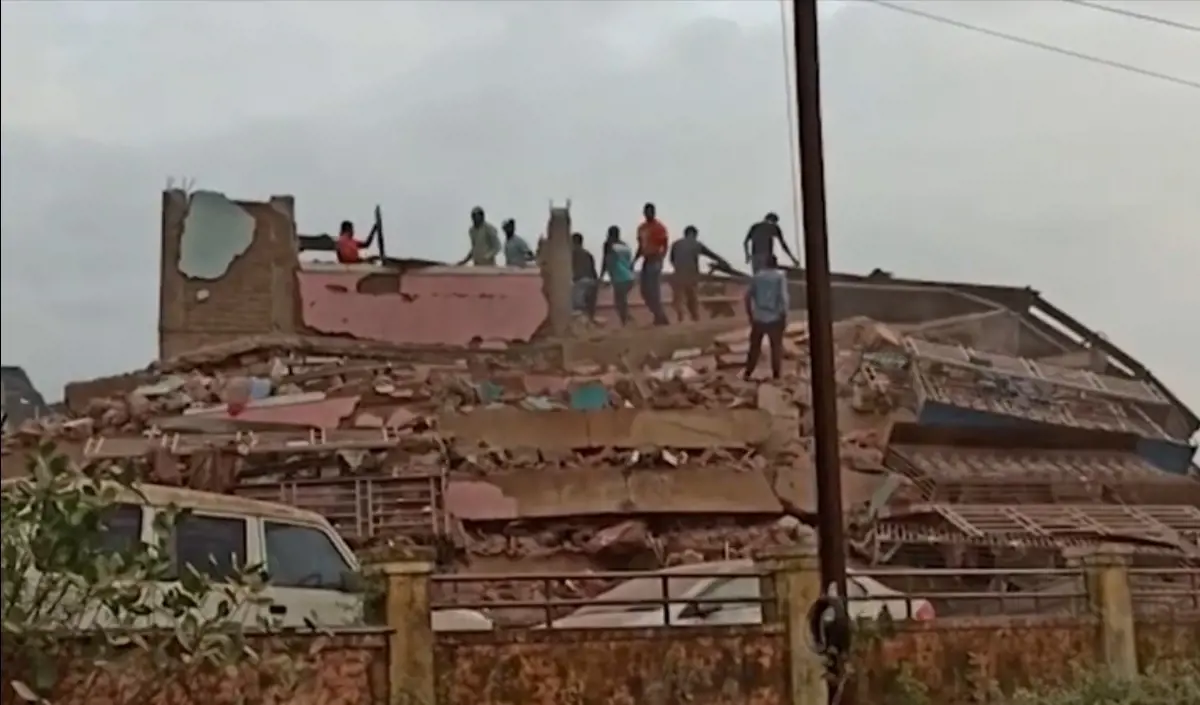 Több mint hatvan embert emeltek ki élve az összedőlt indiai ház romjai alól