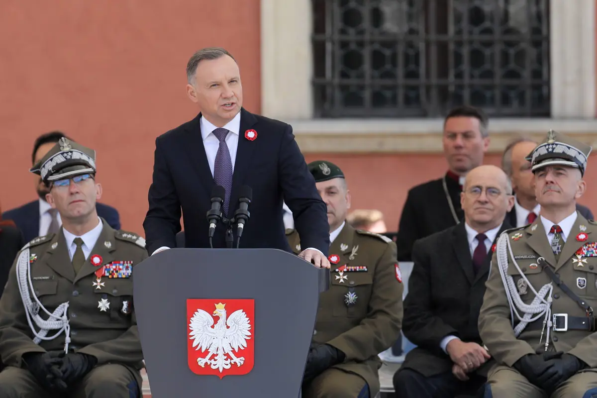 Aláírta a lengyel elnök: gyermekenként 70 ezer forintnyi támogatást kapnak a családok