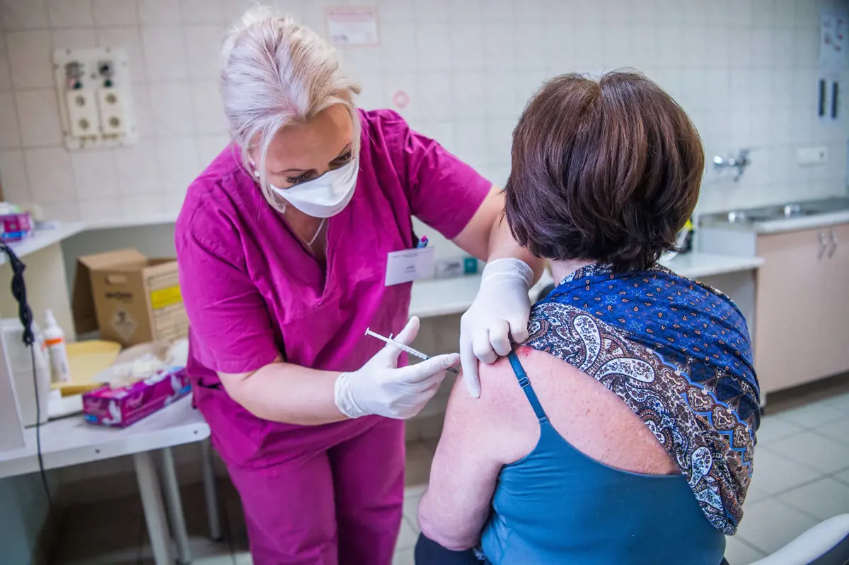 Magyar Orvosok Szakszervezete: az egészségügyi dolgozóknak példát kellene mutatniuk