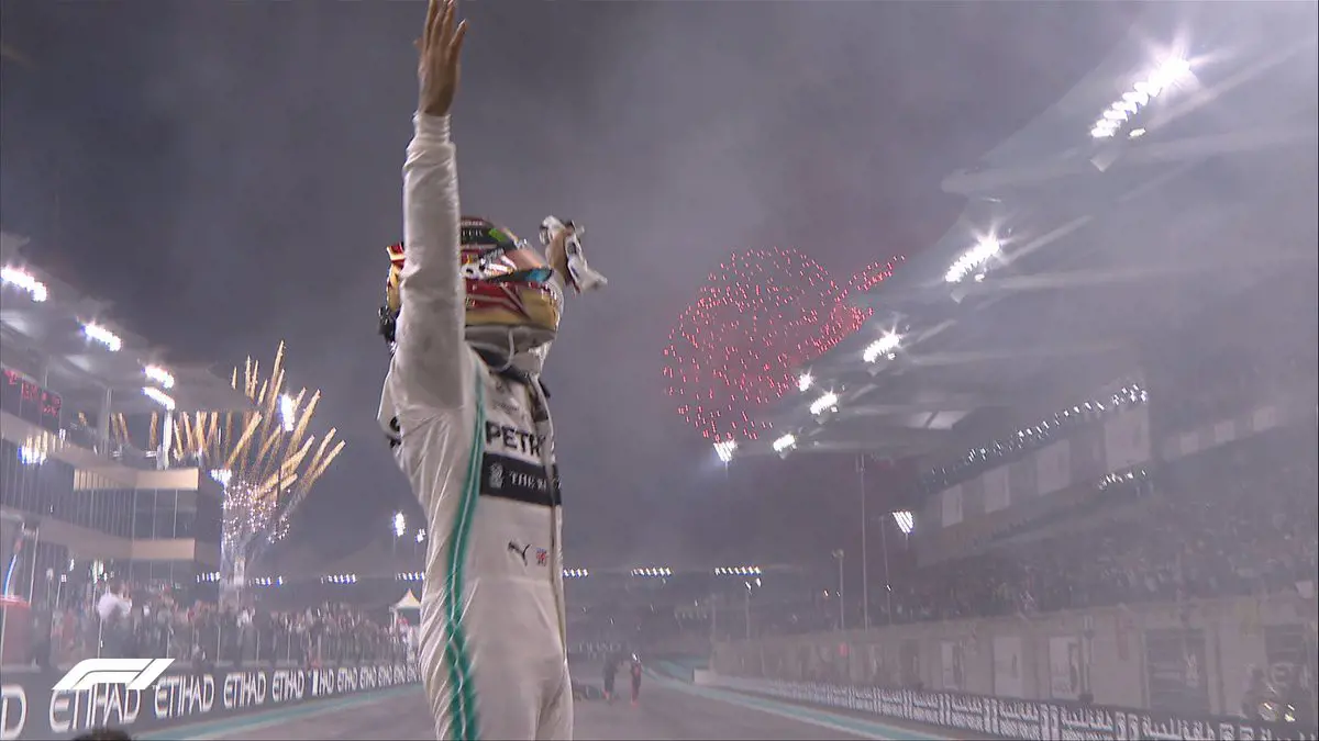 Hamilton nyerte az unalmas szezonzárót