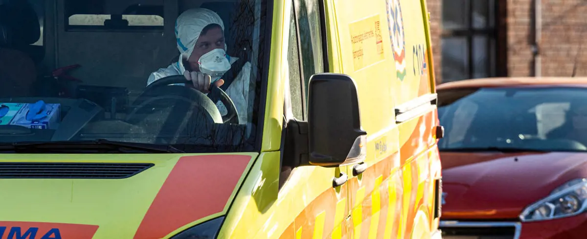 Ismét gyászolnak a mentők: a járvány áldozata lett egy ceglédi mentőtiszt is