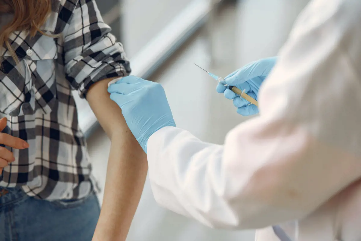 Románia is gyártana koronavírus elleni vakcinát