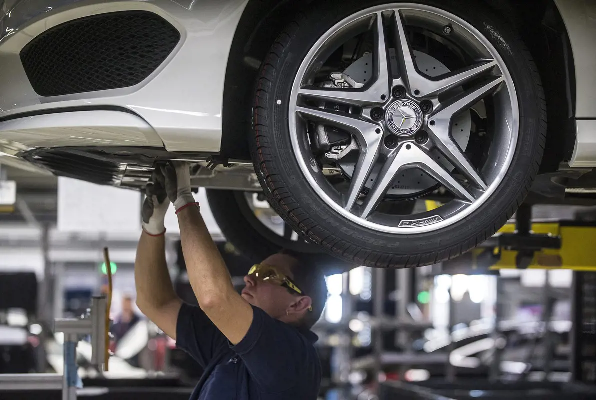 Hanyatló Nyugat: több mint kétmilliós prémiumot kapnak a németországi Mercedes-dolgozók