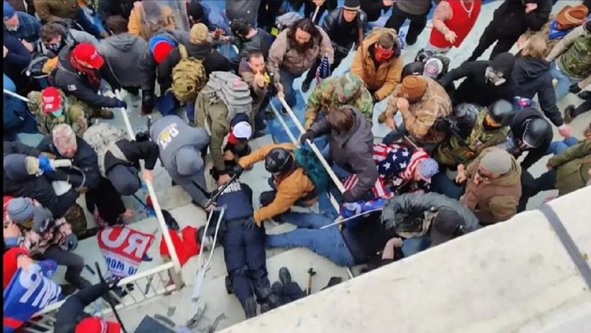 Mankókkal, zászlórudakkal is dobálták a rendőröket a Capitolium ostrománál