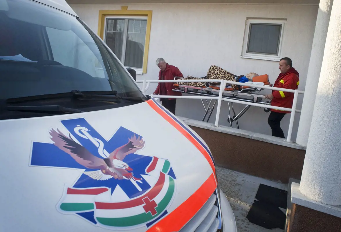 „De legalább kormányozni tudnak!”: a fideszes összekeverte a betegszállítót a kórházi beteghordóval