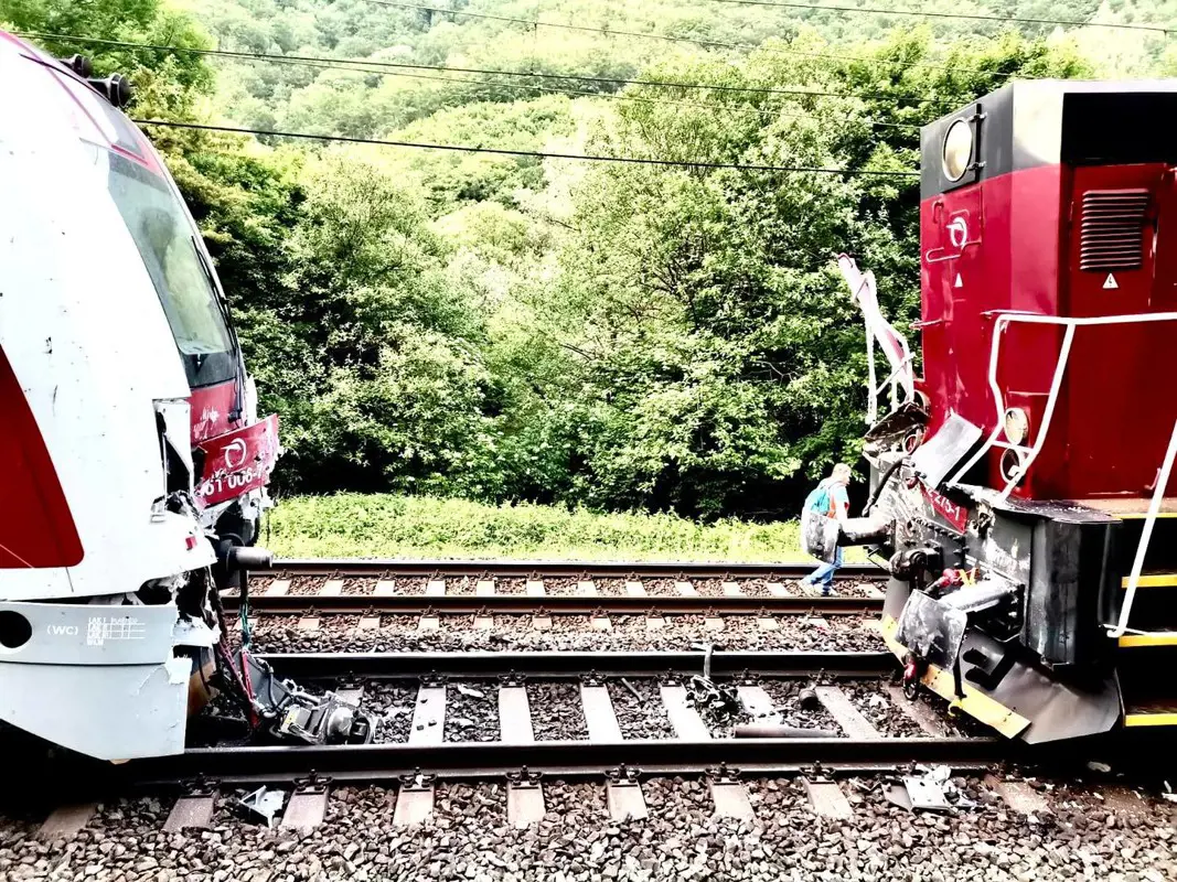 Mozdony rohant személyvonatba Szlovákiában, sokan megsérültek