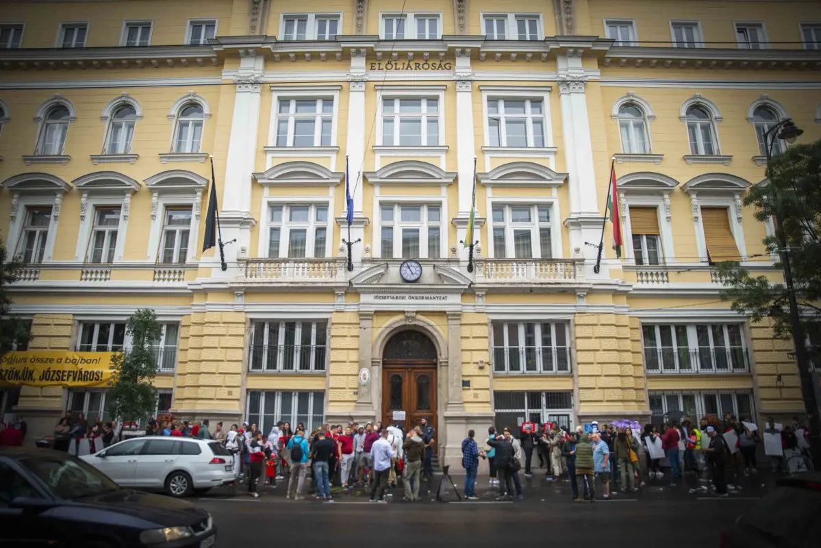 A Magyar Nemzet szerint Pikó András hekkelte meg a józsefvárosi kamu tüntetést