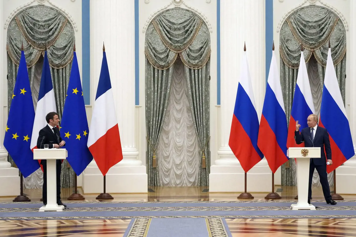 Macron és Putyin egyetért a tűzszünetben, de az orosz elnök szerint Kijev provokál