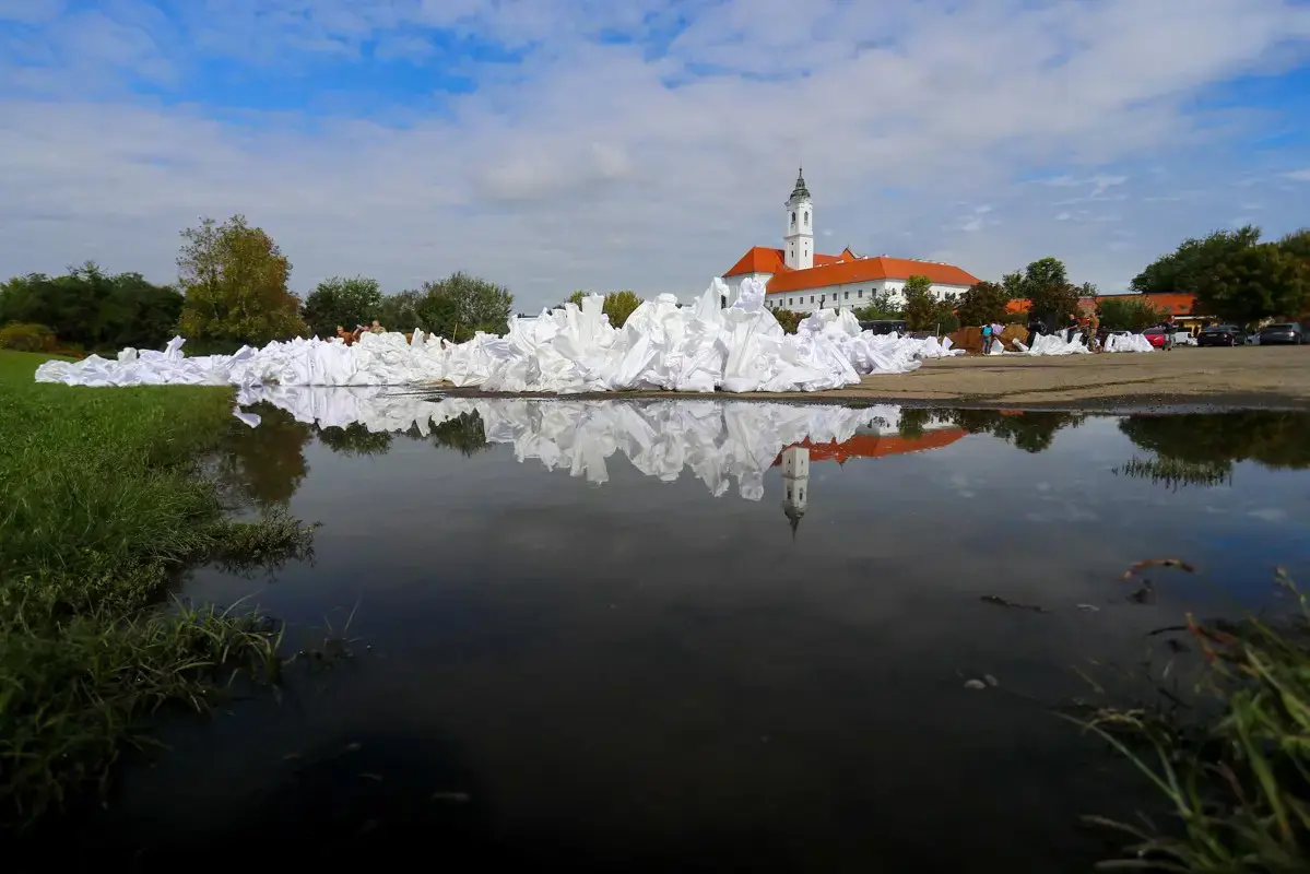 Az apadás megindulásával a vízügy elkezdte a vízpótlást