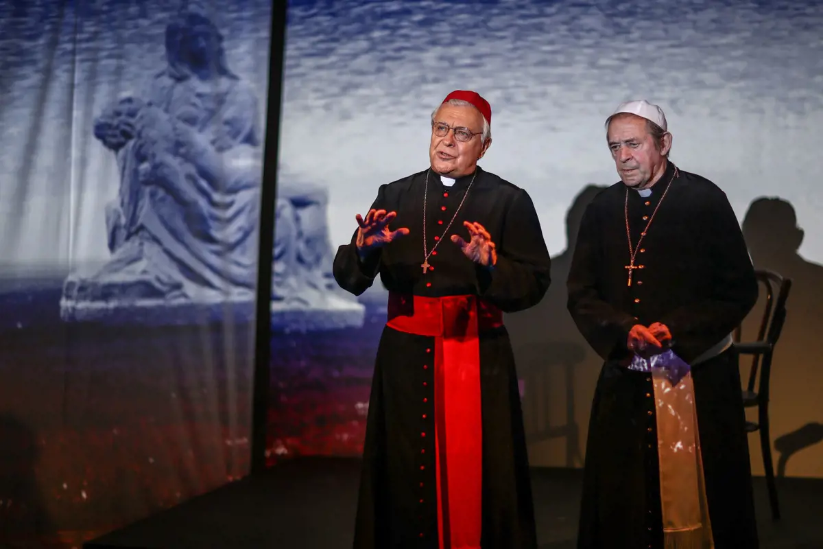 Hitviták, bűnbánat és a közös origó: színpadon A két pápa