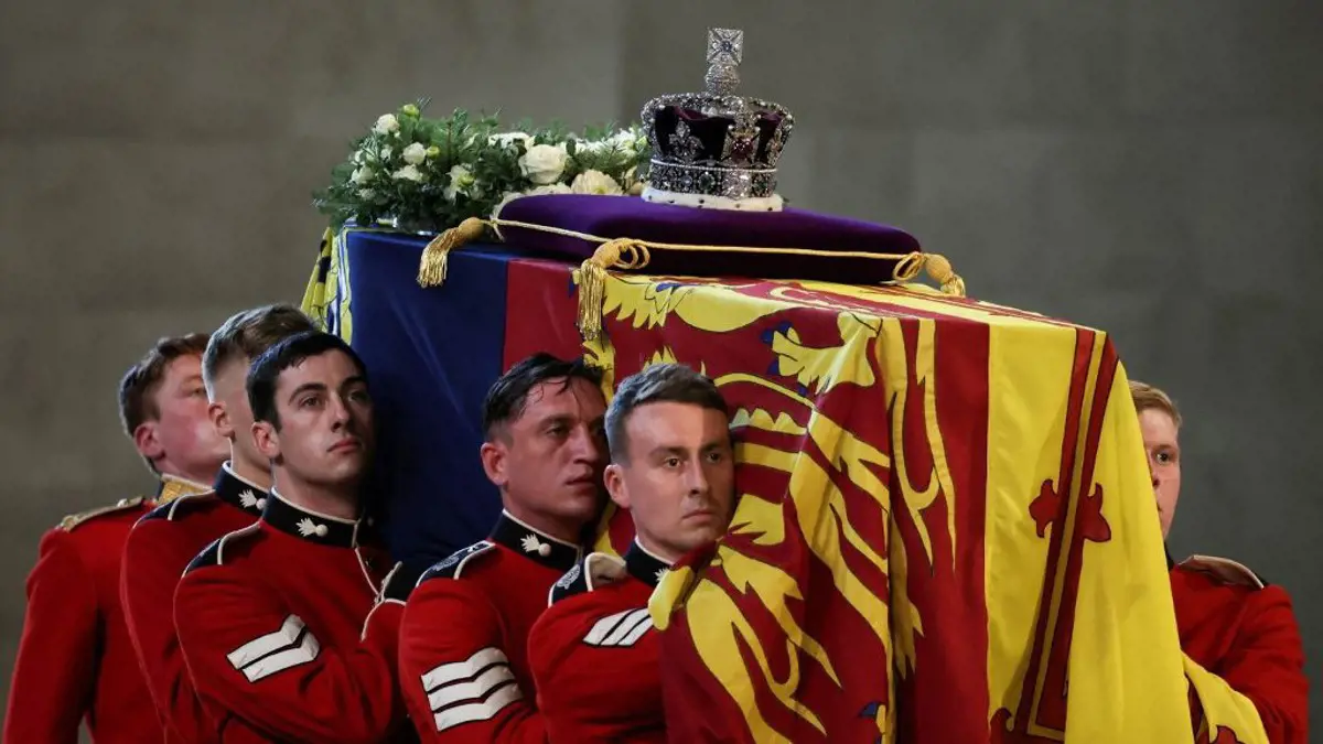 Felravatalozták II. Erzsébet királynő koporsóját a londoni parlamentben
