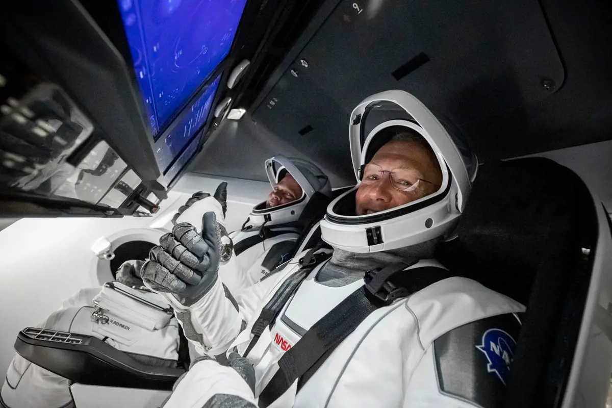 A Crew Dragon levált a Nemzetközi Űrállomásról, ma landol a Földön a történelmi űrmisszió